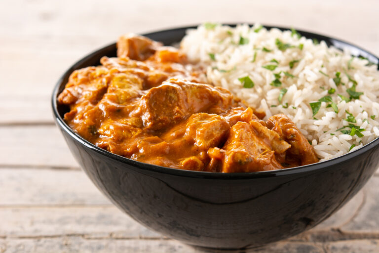 Strogonoff de frango cremoso servido com arroz branco e batata palha